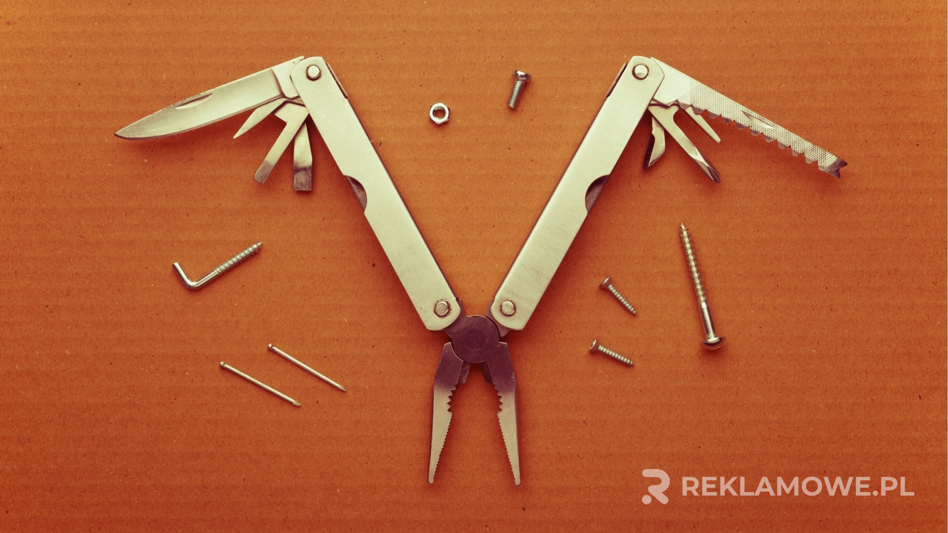 Nowoczesne multitool reklamowy na biurku