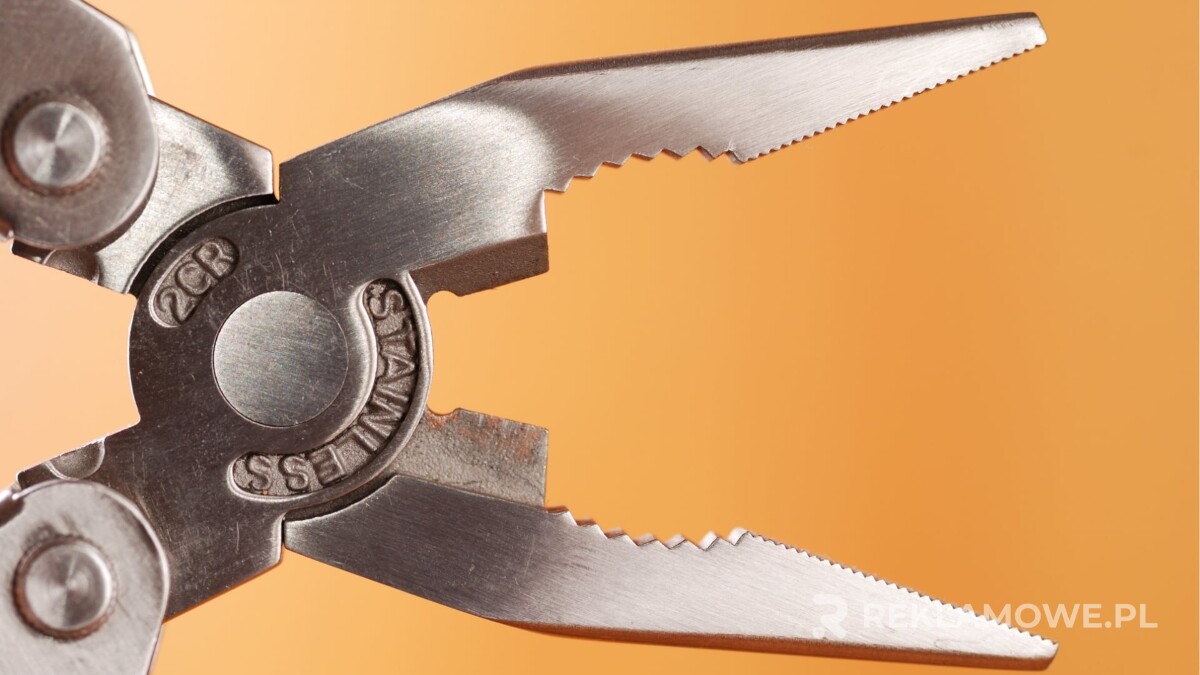 Multitool reklamowy – dlaczego jest tak popularny? Multitool reklamowy używany przez eksperta