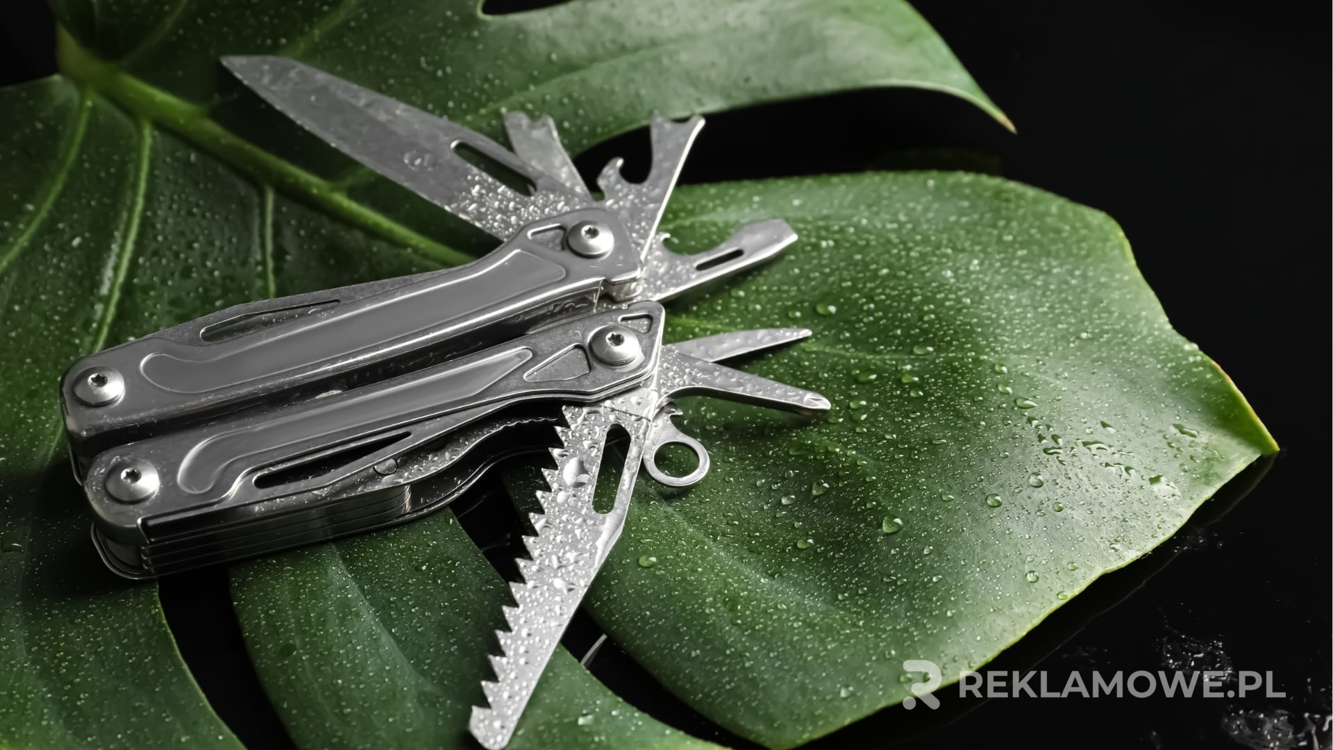 Multitool Reklamowy w Praktyce Multitool reklamowy używany w praktycznych zastosowaniach