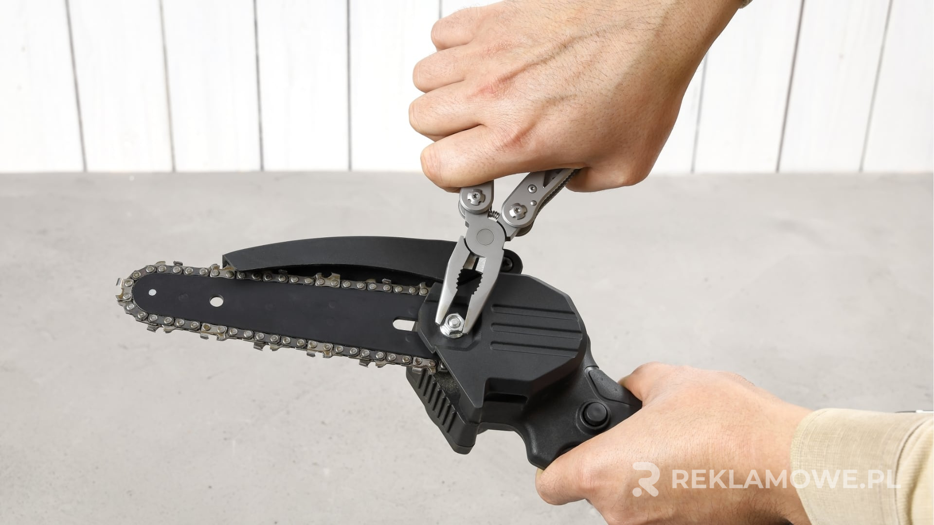 Multitool reklamowy na stole obok laptopa i notebooka w biurze start-upu