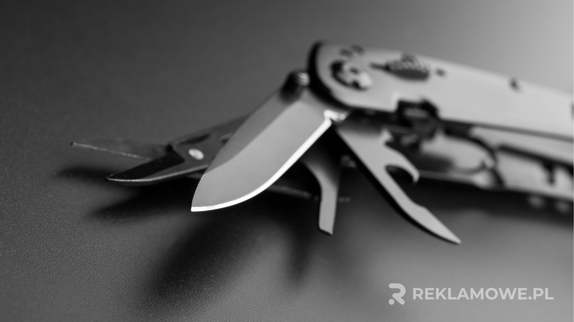 Zalety korzystania z multitooli reklamowych w biznesie Multitool reklamowy używany w małej firmie