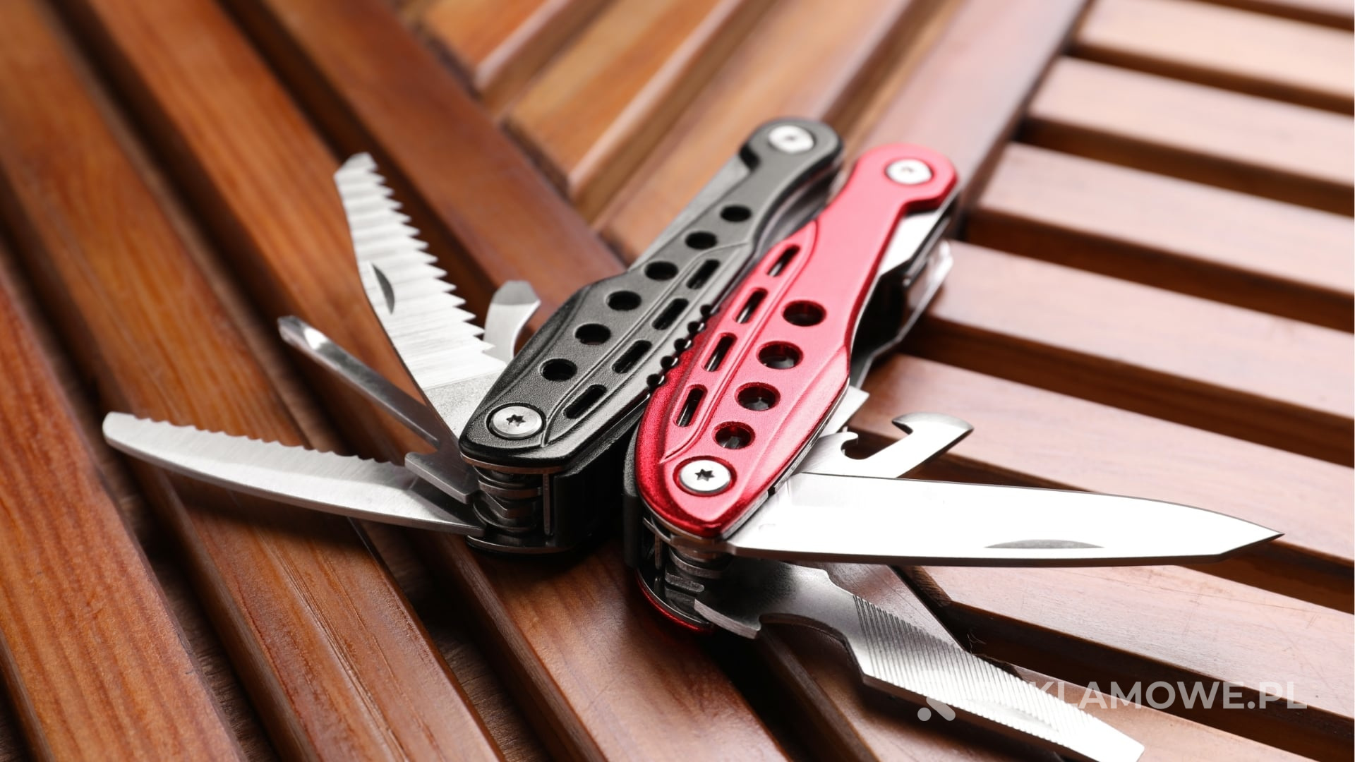 Wszechstronny multitool używany podczas pracy