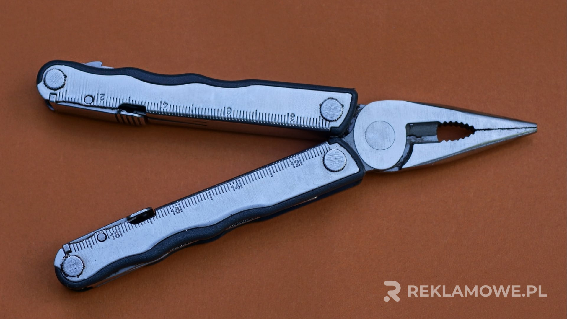 Multitool reklamowy na stole