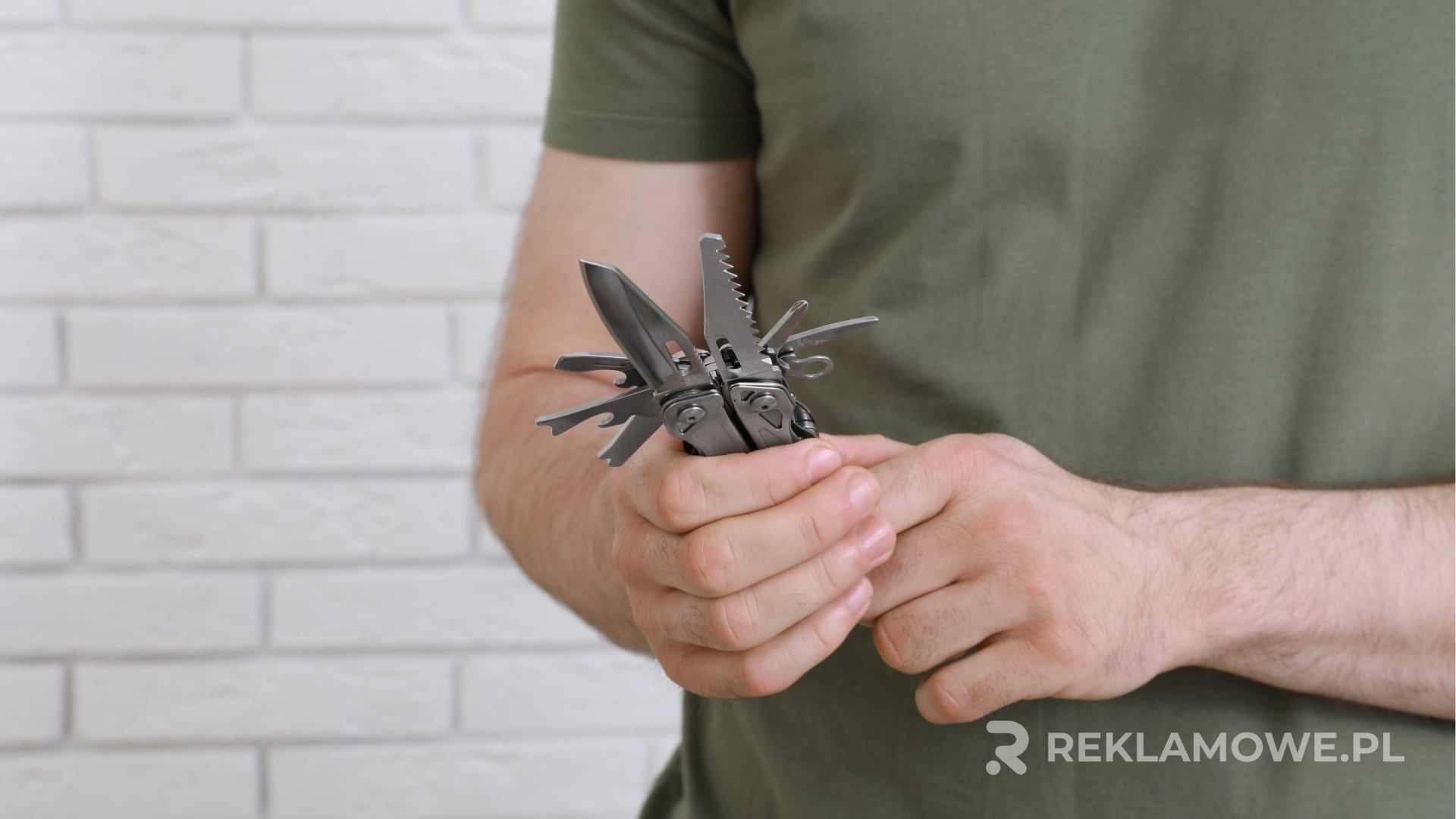 Multitotem reklamowy wykorzystywany w promocji offline