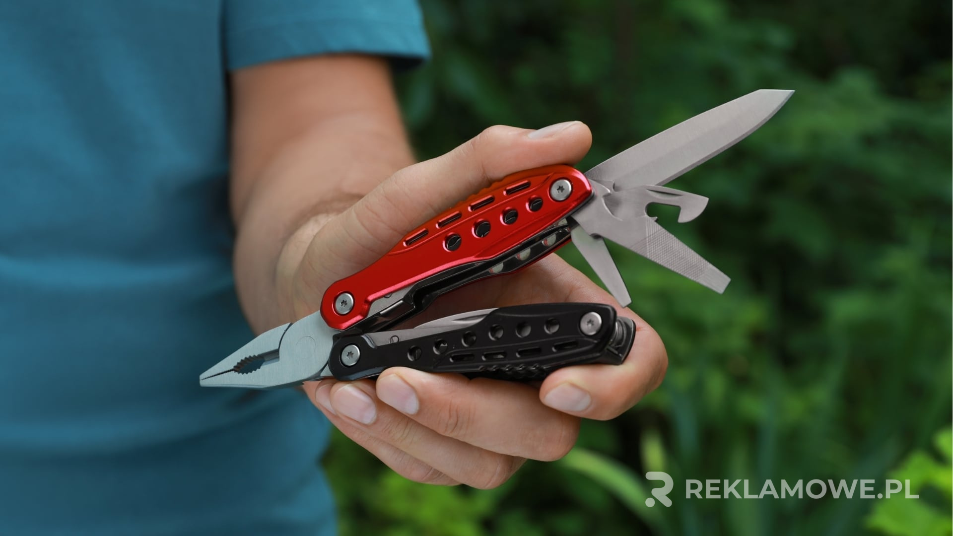 Multitoole reklamowe na tle stolika