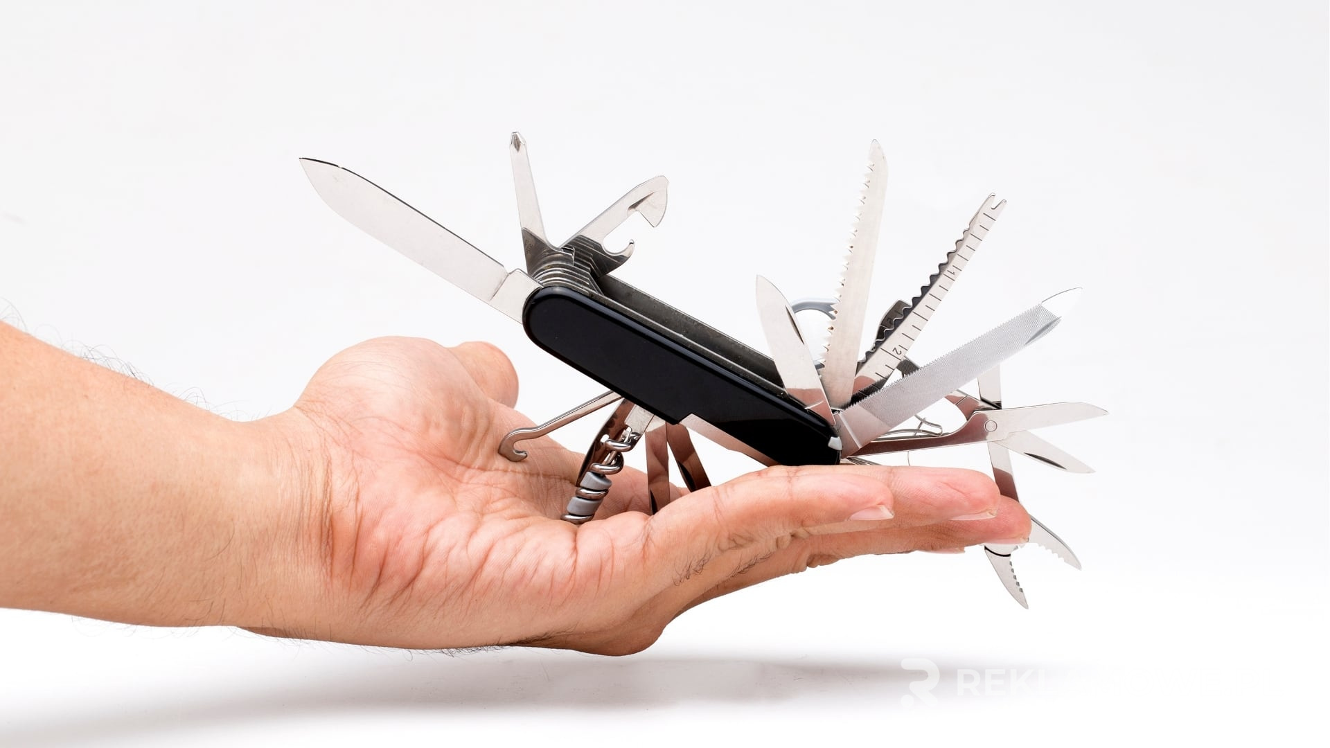 Porównanie funkcji popularnych multitooli reklamowych Zestaw multitooli reklamowych